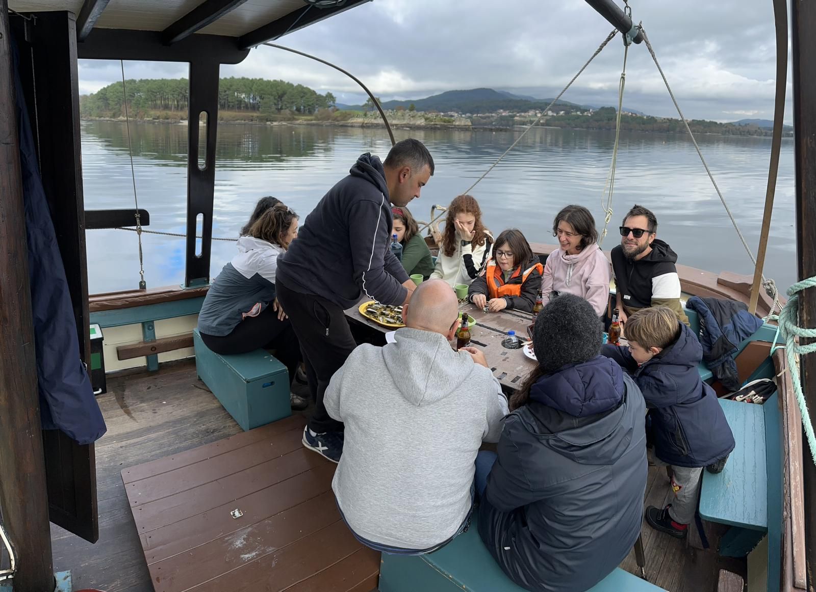 Asistentes a las actividades a bordo del "Chasula".