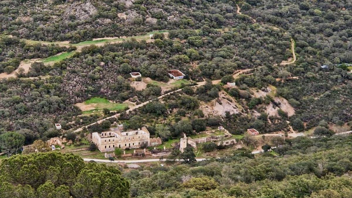 Valle y antigua mina de Valdeflores, en Cáceres.