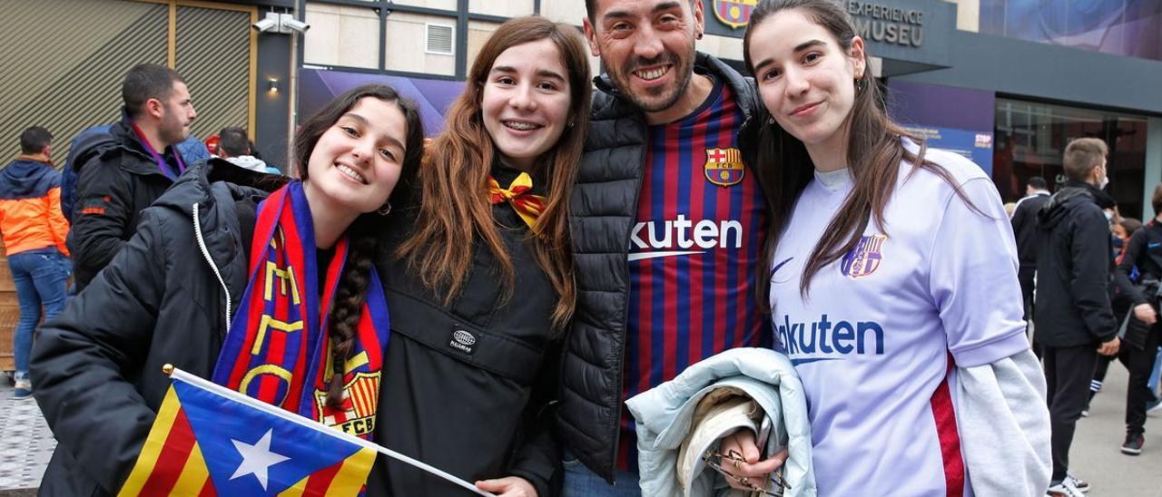 Arlet Fabré 16, Beth Santamaria, 16, Alfredo López, 39, y Mireia Santamaria, 20, antes de entrar en el Camp Nou.