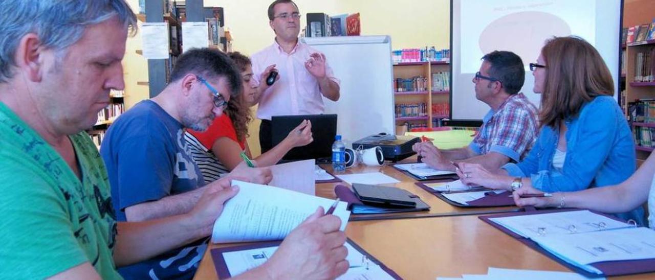 Chema Martínez imparte una clase de Evades en la Biblioteca de Noreña.