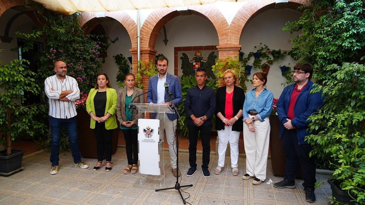 El alcalde de Villanueva de Córdoba y su equipo de gobierno, durante la rueda de prensa.