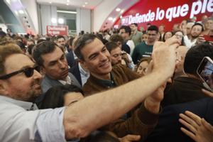 El presidente del Gobierno, Pedro Sánchez, se hace un selfi con un simpatizante durante la Conferencia Municipal del PSOE, en Valencia.