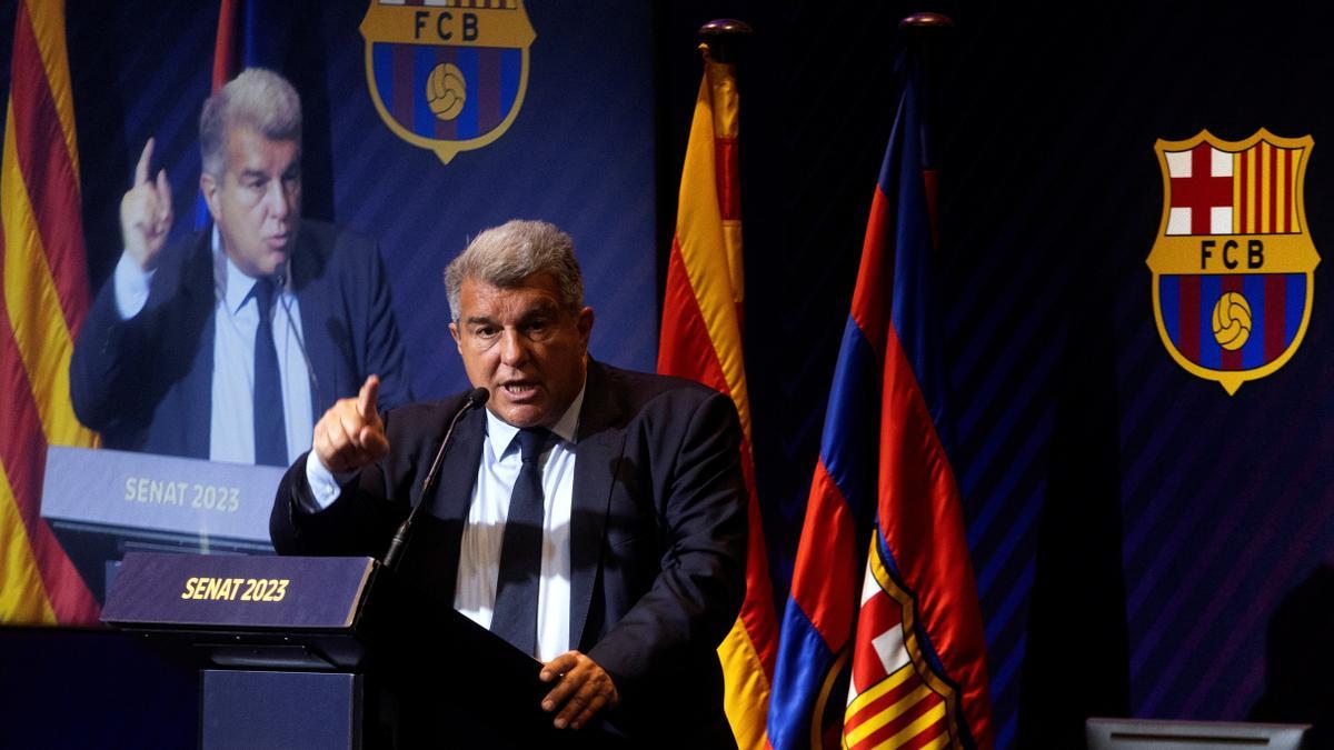 Joan Laporta, con su imagen reproducida en un monitor de televisión, habla al Senat del Barça.