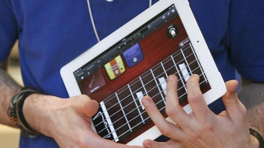 Un empleado de Apple enseña el iPad 2 con el juego Garageband.