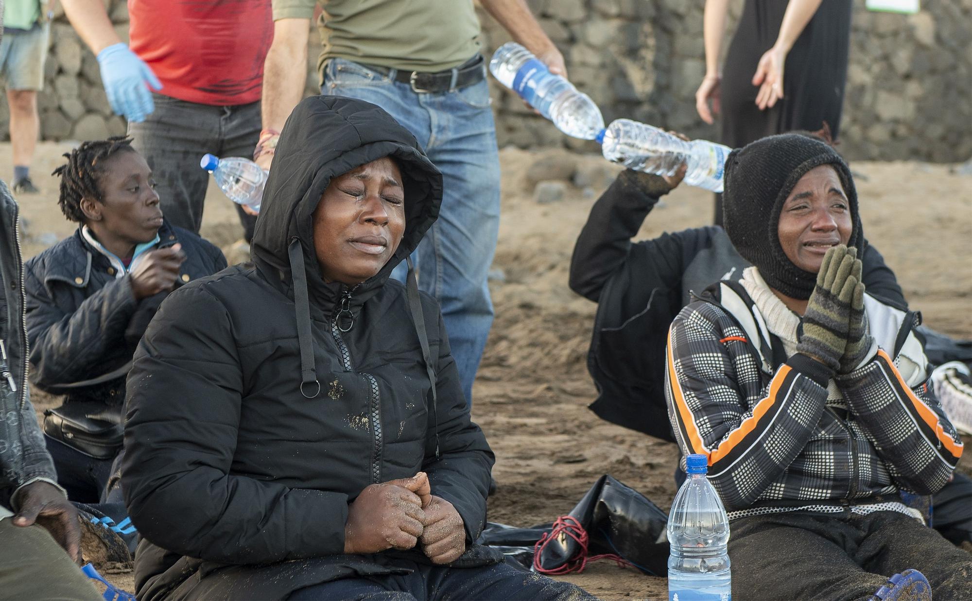 54 inmigrantes, entre ellos una niña, llegan en neumática a una playa de Lanzarote