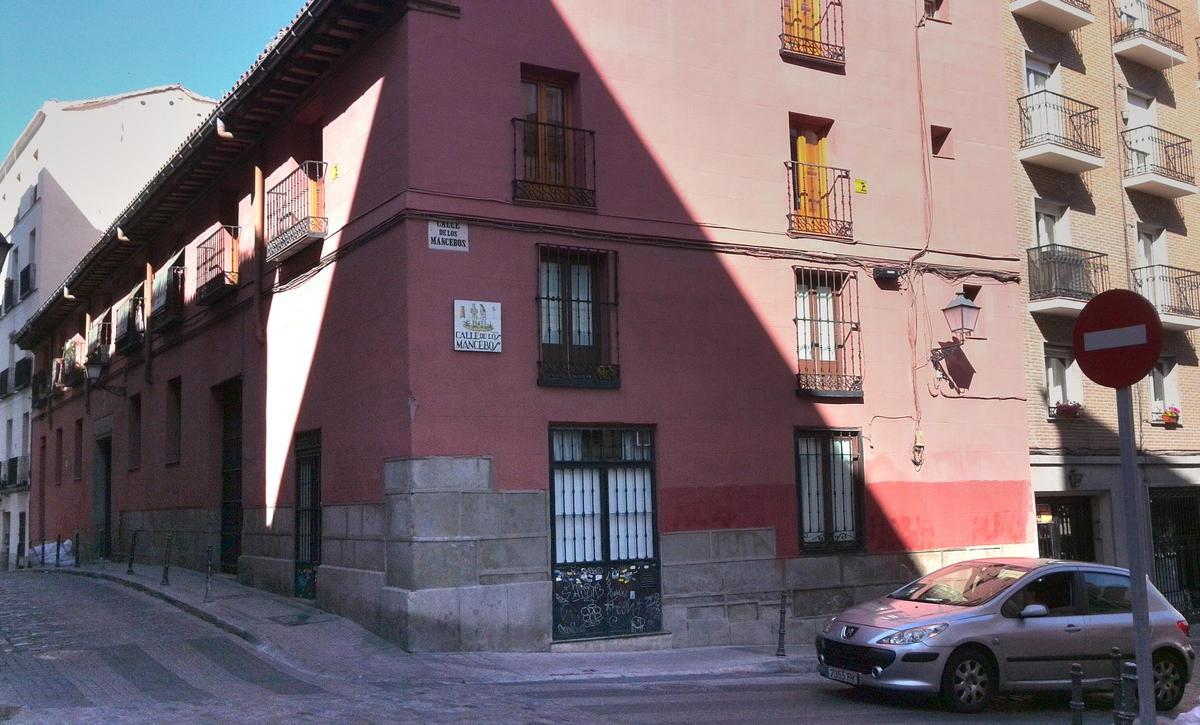 Edificio reformado de una antigua Casa a la Malicia, en la calle de la Redondilla, del barrio de La Latina en Madrid