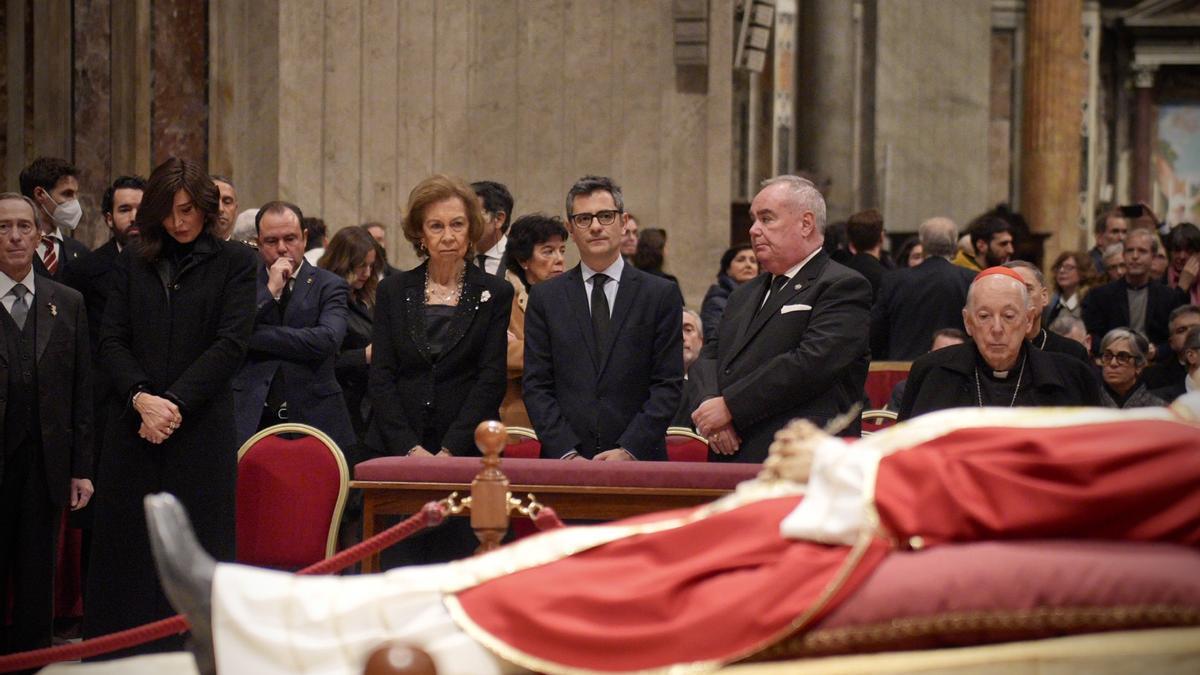Doña Sofía y el ministro Bolaños visitan la capilla ardiente de Benedicto XVI