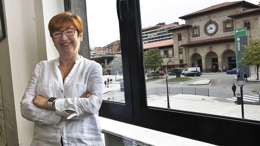 Silvia Suárez Rivera, en su despacho de Oviedo Congresos, con la estación de tren al fondo.