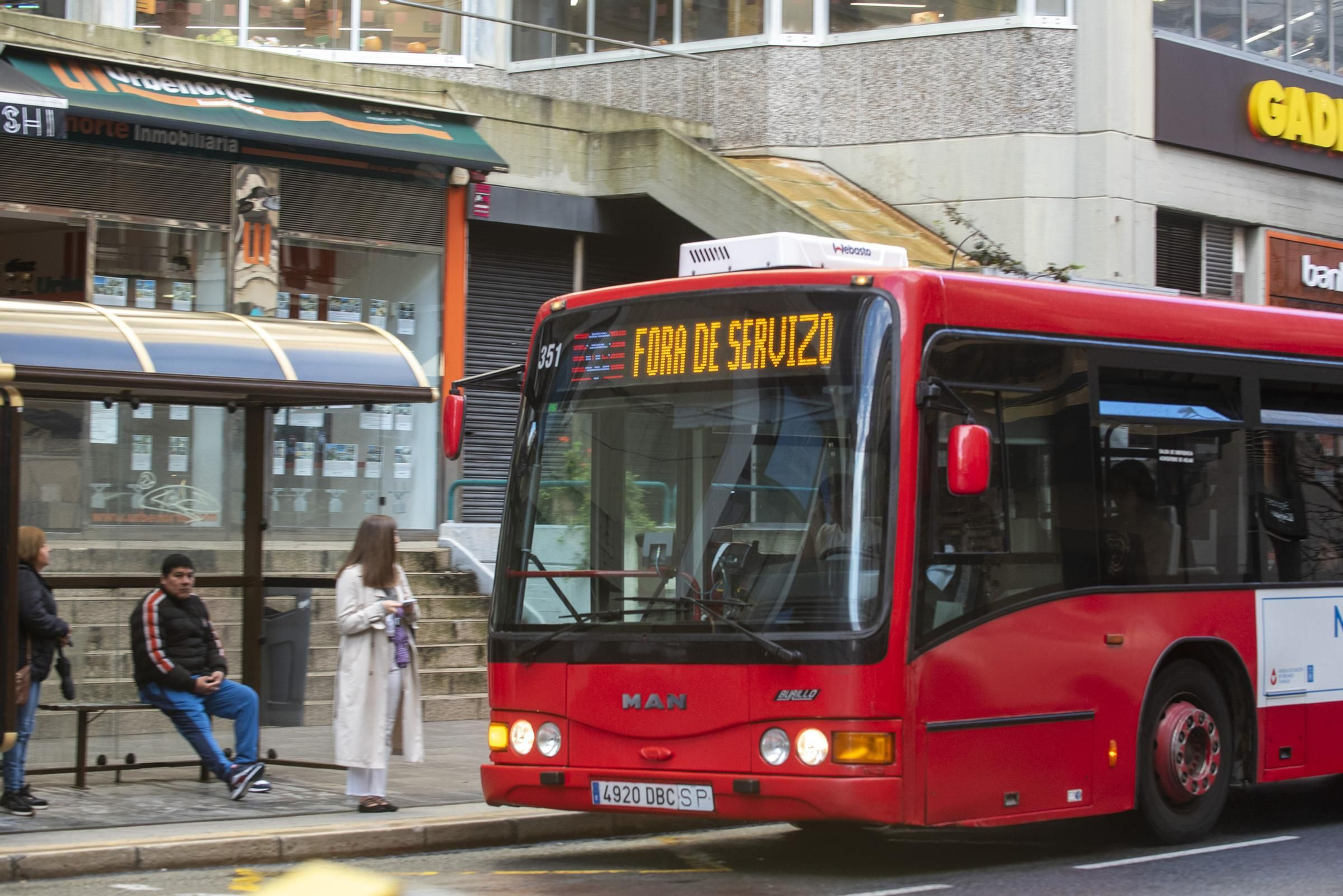 Huelga de transportes en A Coruña: retrasos y colas en las paradas