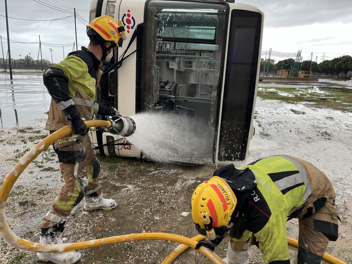 Labores de extinción de un autobús de la EMT, en el simulacro de terremoto en Málaga.