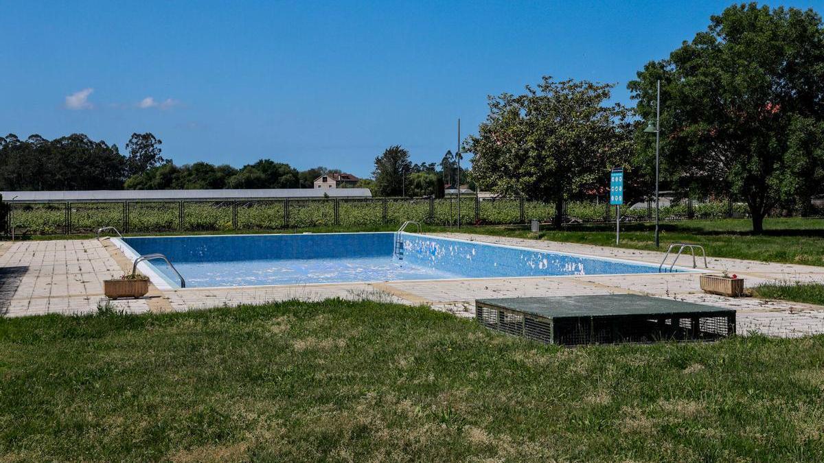Vista de la piscina municipal de Ribadumia.
