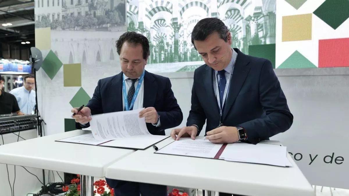 Firma del convenio entre el Ayuntamiento y el Clúster Empresarial Andalucía Logistics.