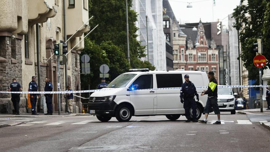 La Policía de Helsinki en el lugar del atropello.