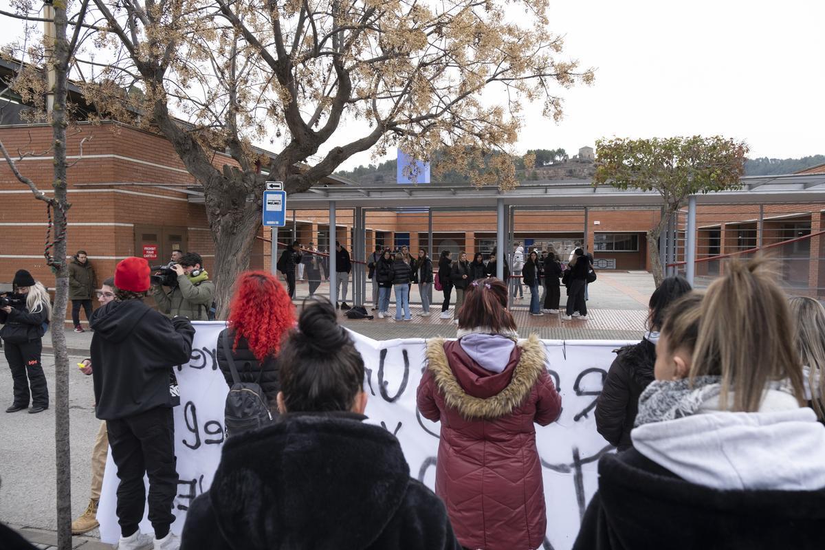 Manifestación en el instituto Llobregat de Sallent por el suicidio de la menor