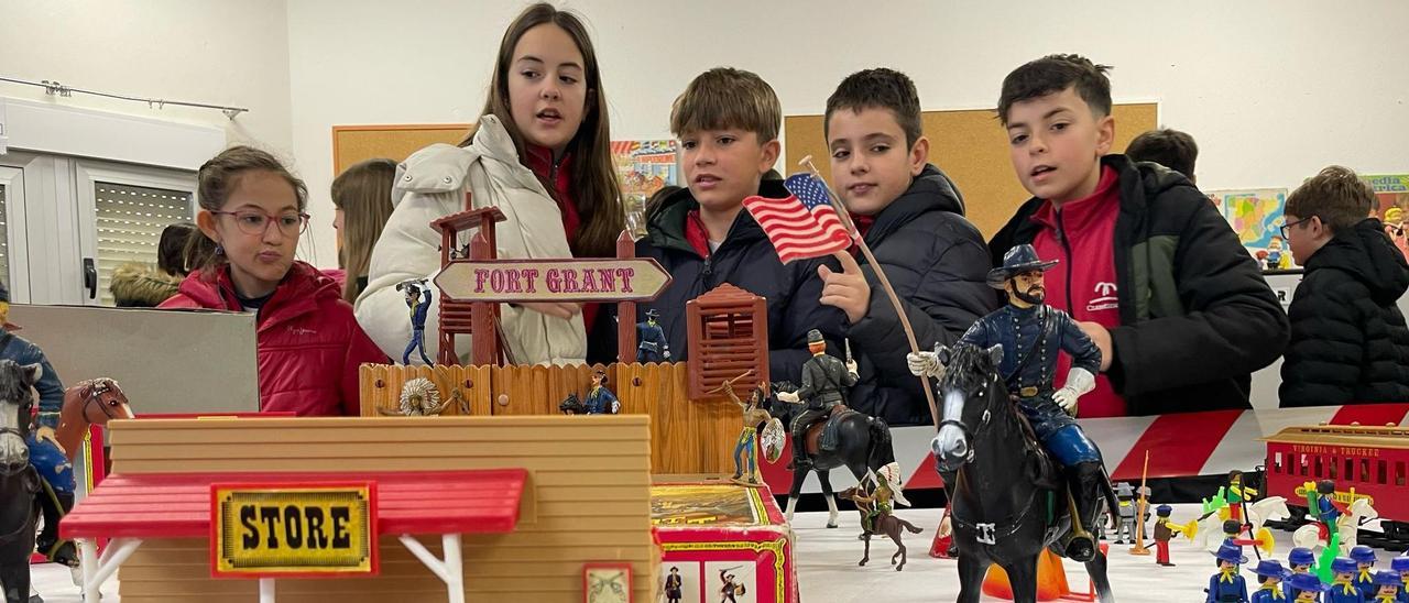 Exposición de juguetes en el colegio Corazón de María