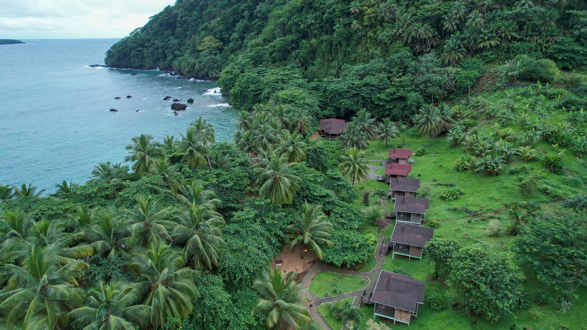 Praia Inhame es una playa virgen y eco-lodge situado en el extremo sur de la isla de Santo Tomé, cerca de Porto Alegre, destacado por sus bungalows frente al mar, desove de tortugas y acceso a la Isla de Rolas.
