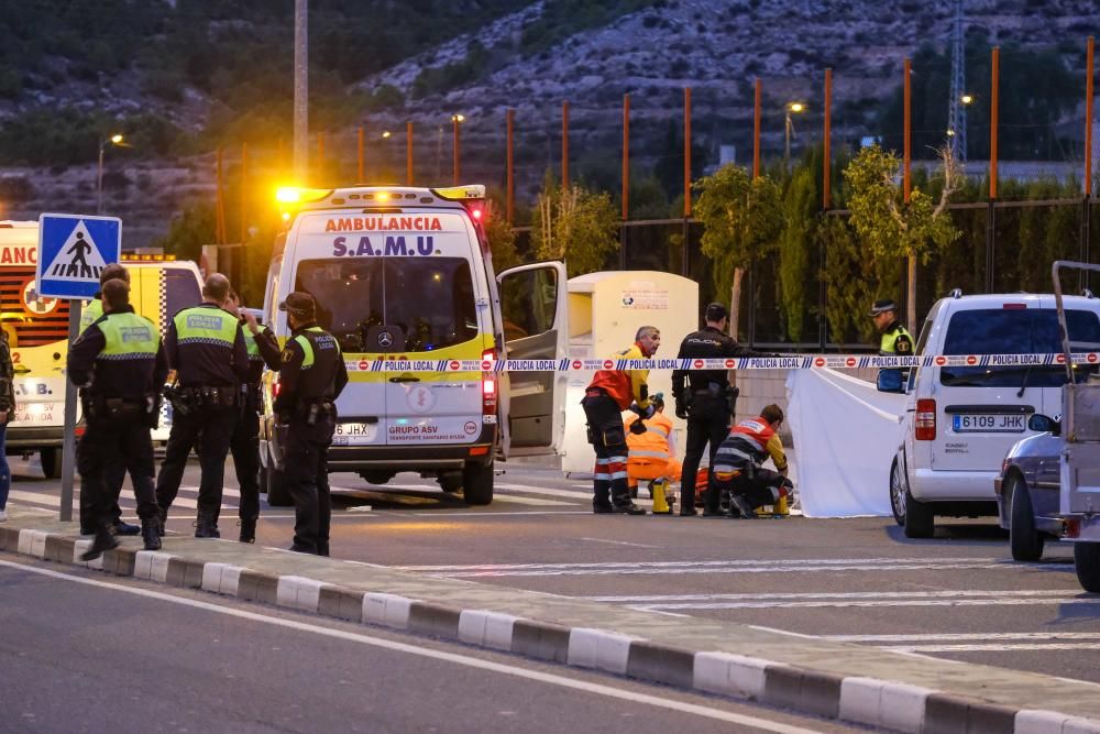 Un hombre dispara 5 veces a su pareja delante de su hijo en un colegio de Elda y se suicida