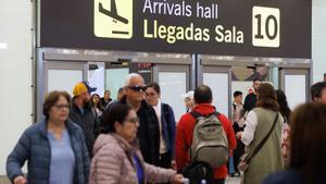 Un grupo de personas a su salida de la puerta de llegadas de la terminal T4 del aeropuerto de Adolfo Suárez-Madrid Barajas.