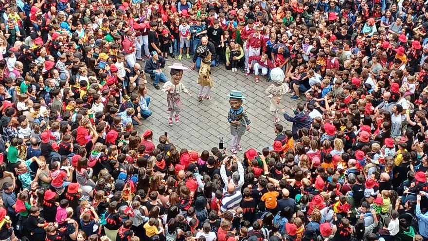 Els nans nous ballen a la Patum infatil de Berga