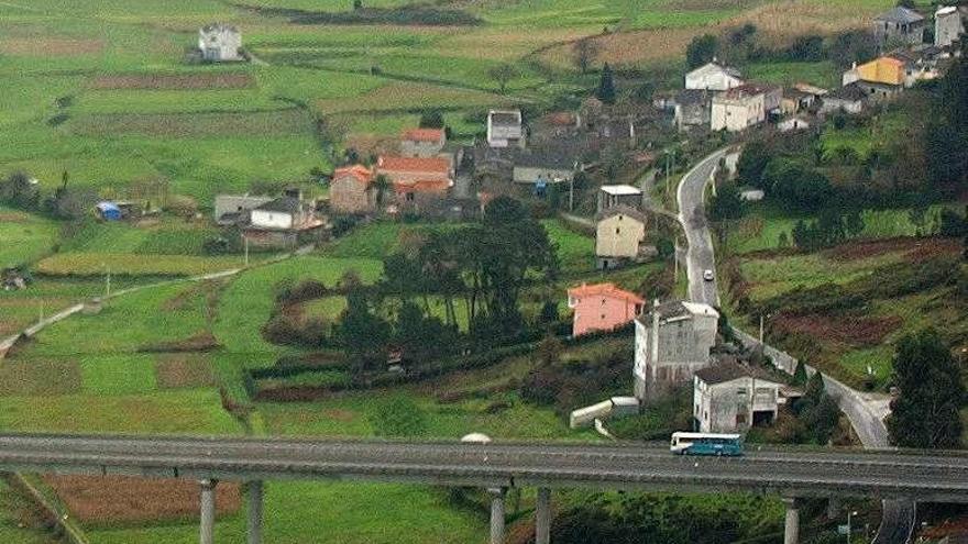 Vista del vial que une Marciñado y As Barreiras, en Loureda.