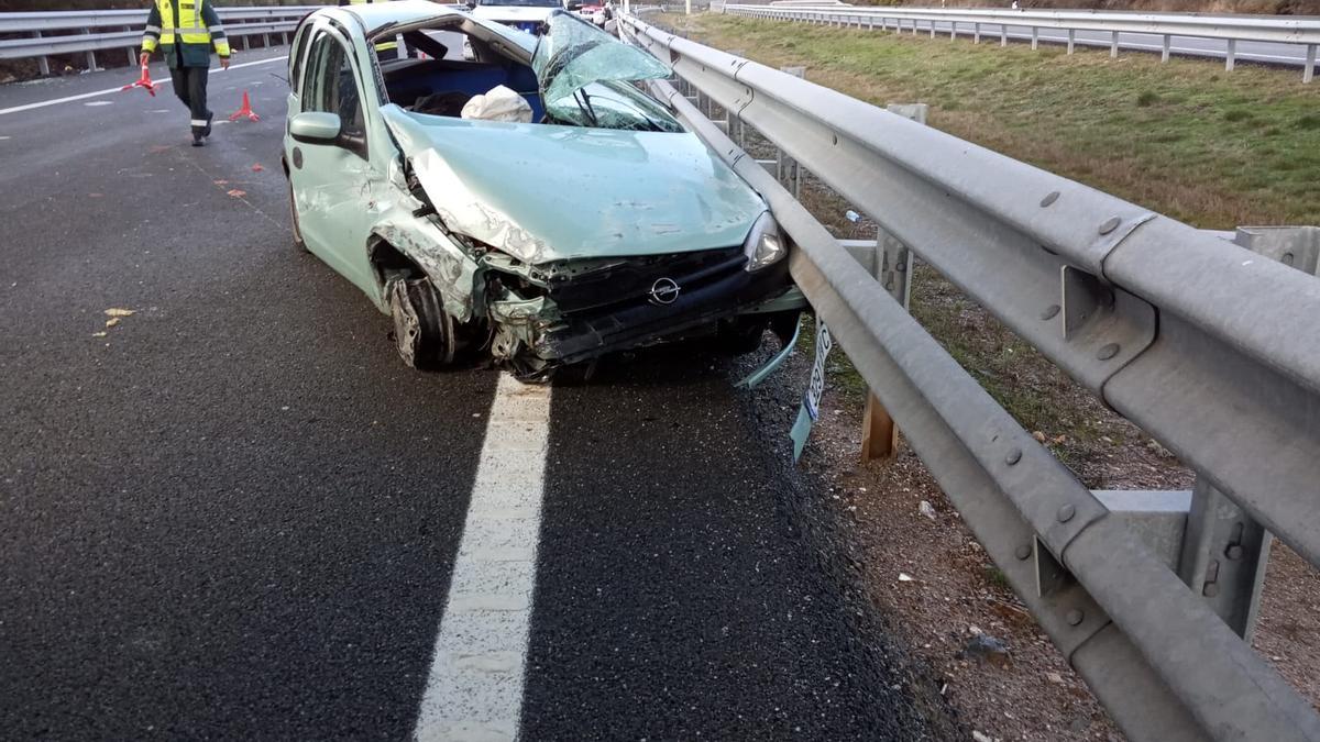 Actuación de los bomberos de Rionegro en el accidente en la A-52.