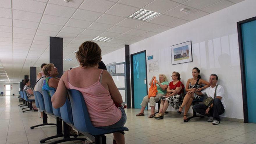 Usuarios en un centro de salud de Málaga, en una imagen de archivo.