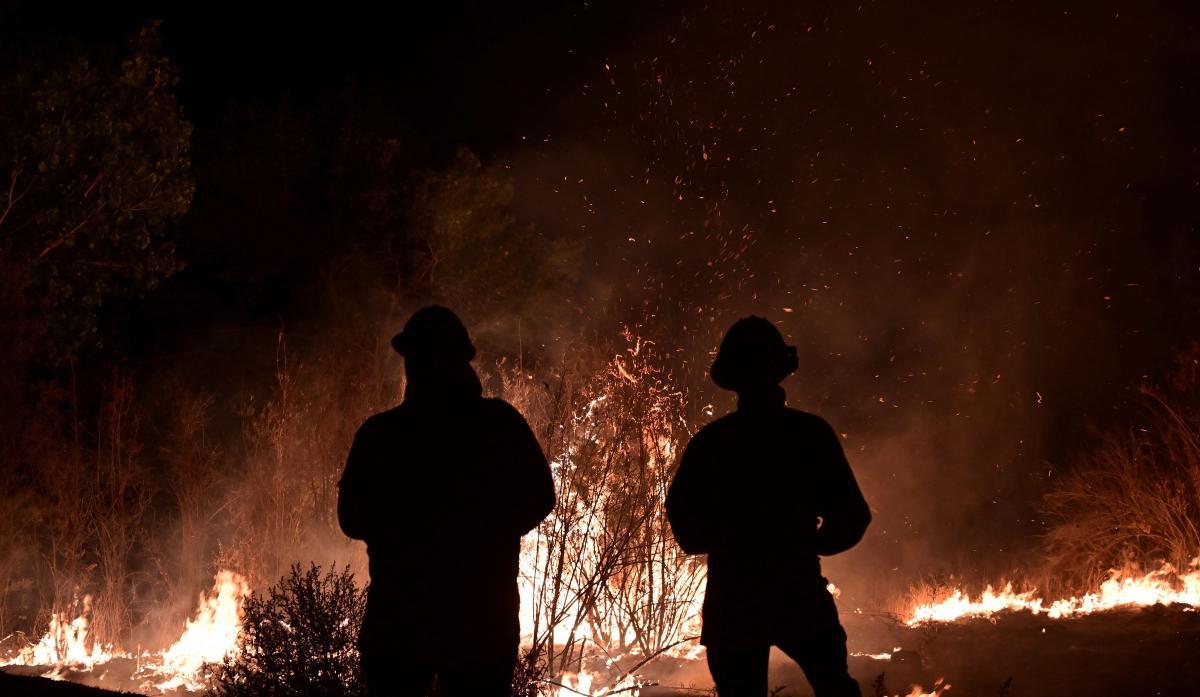 Lucha sin tregua contra el fuego en Hemet (California)