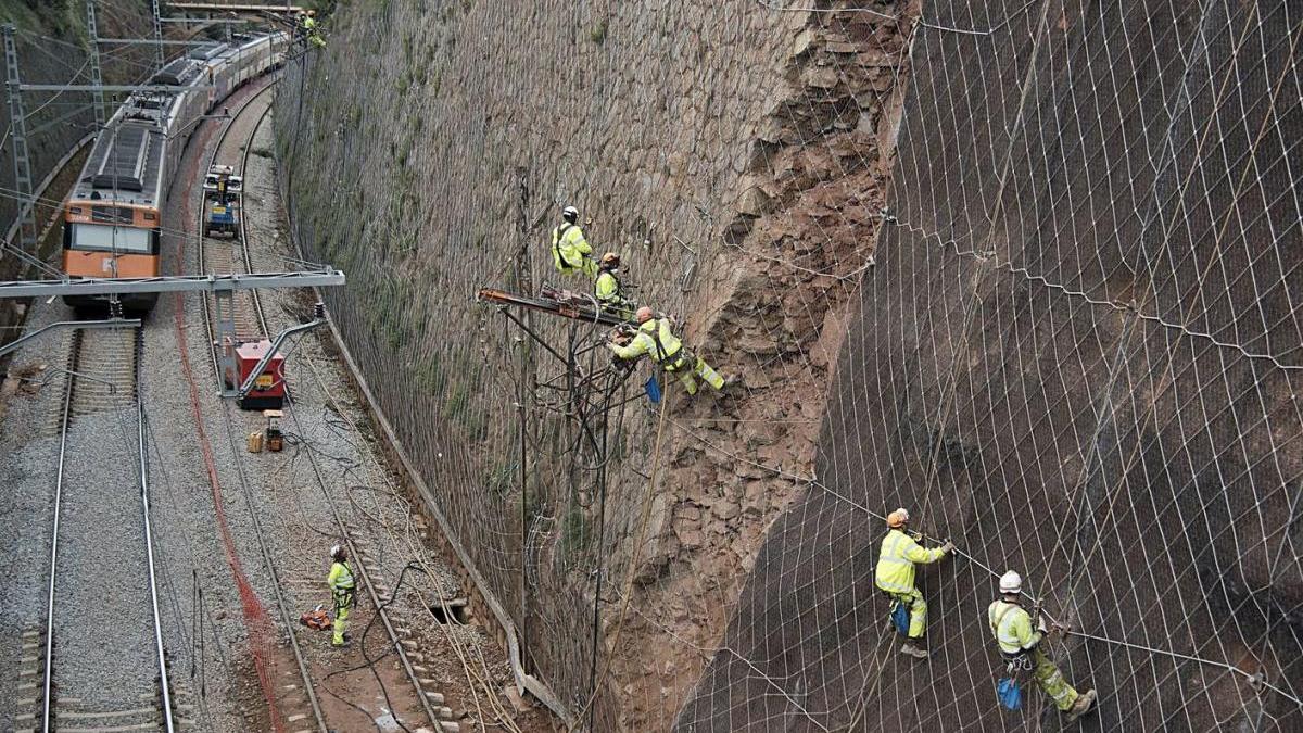 Treballs en el talús que es va esllavissar el novembre del 2018 i que va causar un accident