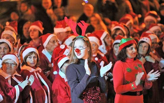 Hunderte Weihnachtsmänner tanzen in Palma