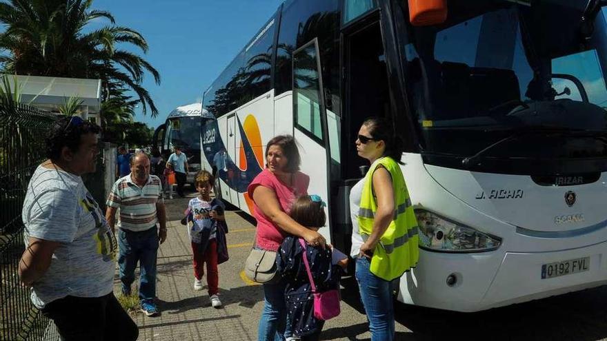 El primer día de clase en el colegio Viñagrande (Vilanova) no hubo vecinos que fuesen en el bus. // I. Abella