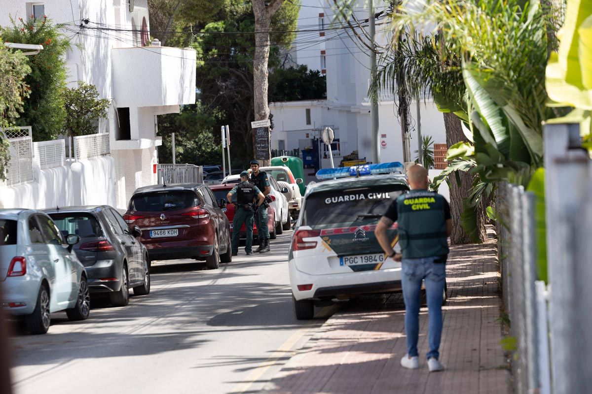 El despliegue policial por el hombre atrincherado en su piso en Ibiza, en imágenes