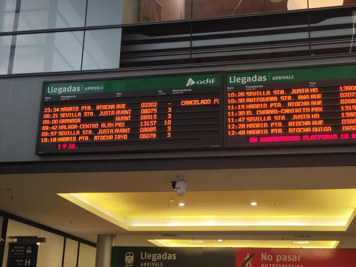 Panel de la estación María Zambrano, en Málaga, anunciando la cancelación de trenes de alta velocidad con Madrid.