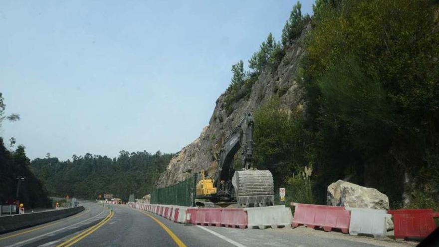 El talud en Domaio de donde se desprendieron las piedras que provocaron el corte del corredor. // G.N.