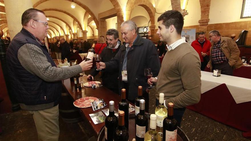 La Cata de Otoño permite probar en Caballerizas los vinos y aceites Premios Mezquita