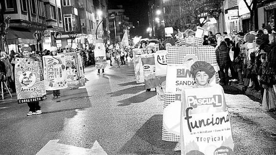 Los componentes del grupo langreano, en el Carnaval de Mieres, disfrazados de cesta de la compra.