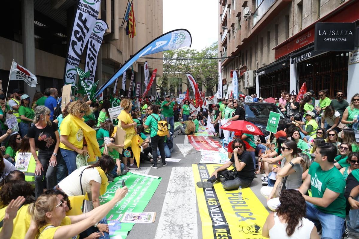 Protesta de los profesores frente a la sede territorial de Educación en Alicante