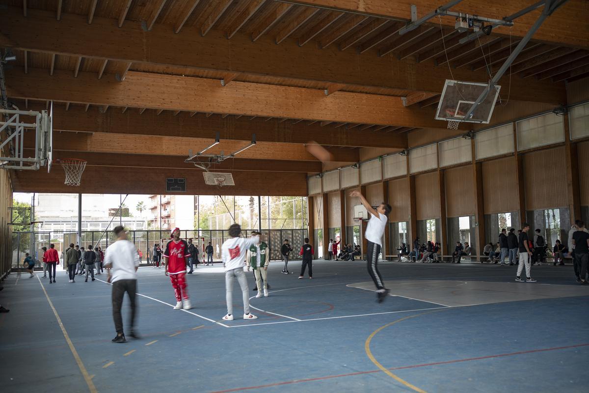 Hora del recreo en el IES Salvat Papasseit, en el espacio dedicado a la actividad deportiva.