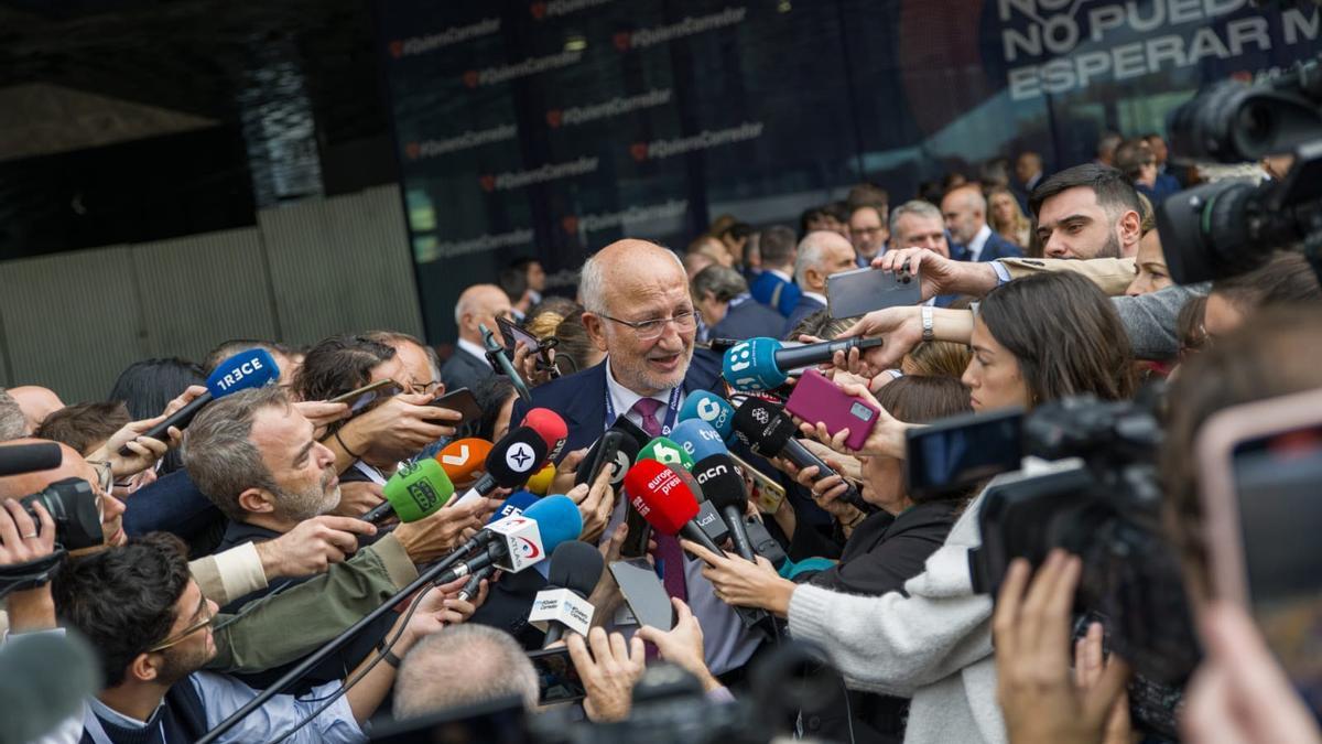 El presidente de Mercadona, Juan Roig, antes del acto sobre el Corredor Mediteráneo.