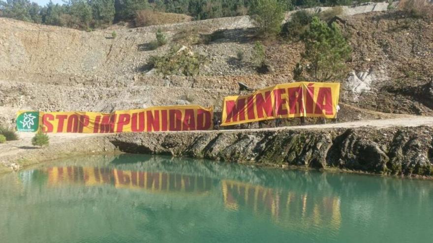 Pancarta desplegada en la mina por mariscadores y activistas / e.e.a.