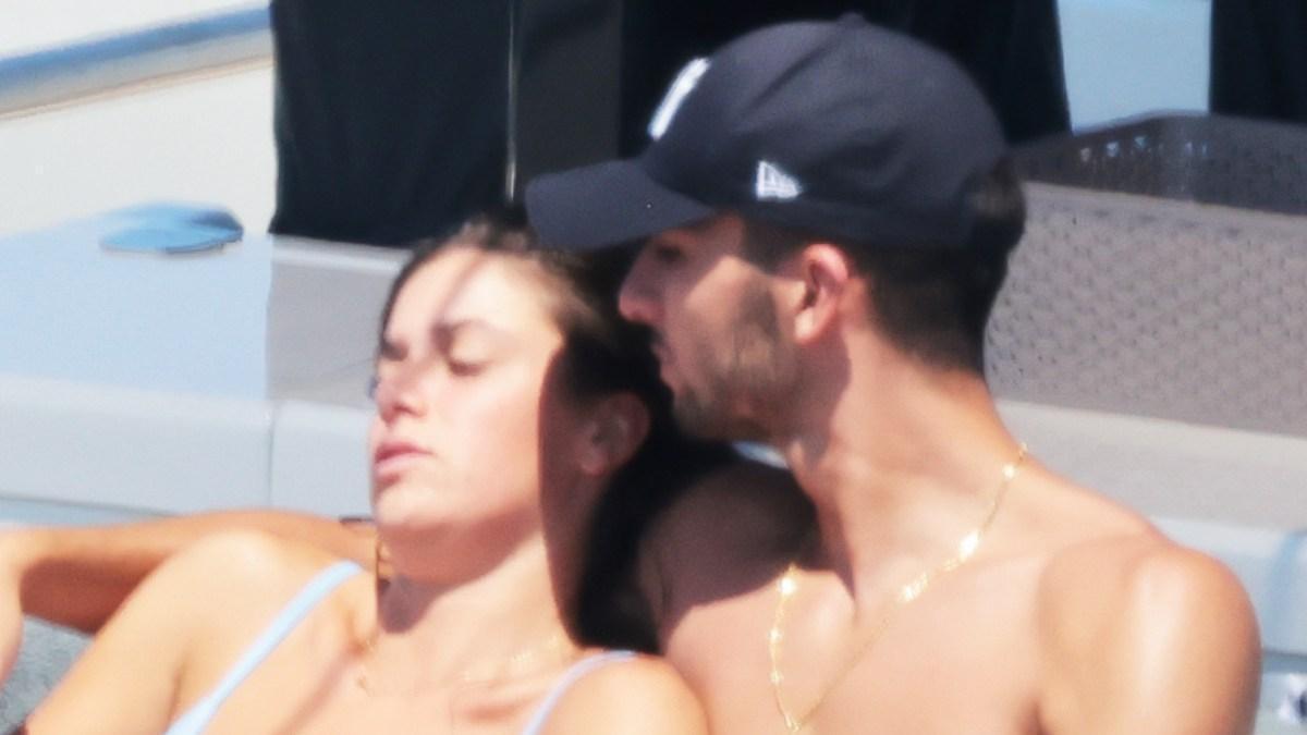 Ferran Torres y Sira Martínez, en los tiempos en los que eran pareja, él tenía pelo corto e iban en barco