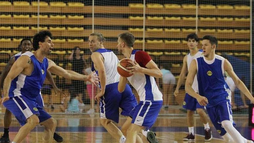 Los jugadores del COB, en un entrenamiento en el Paco Paz. // I.O.