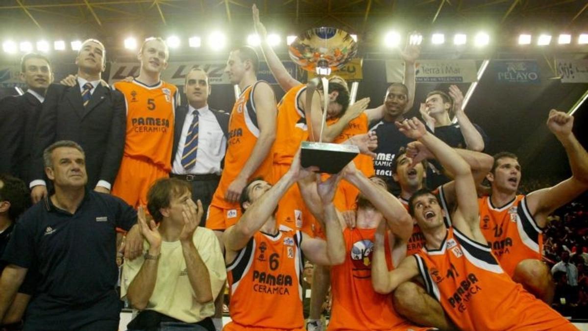 Celebración del primer título europeo del Valencia Basket, en 2003.