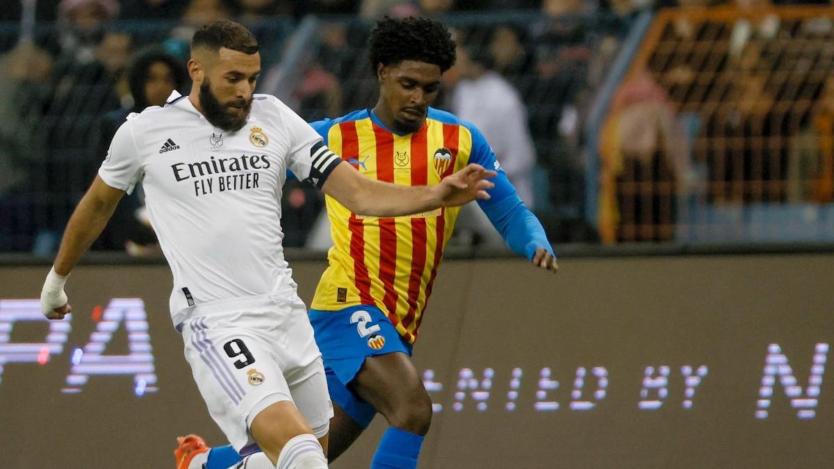 Benzema, en acción contra el Valencia durante la Supercopa