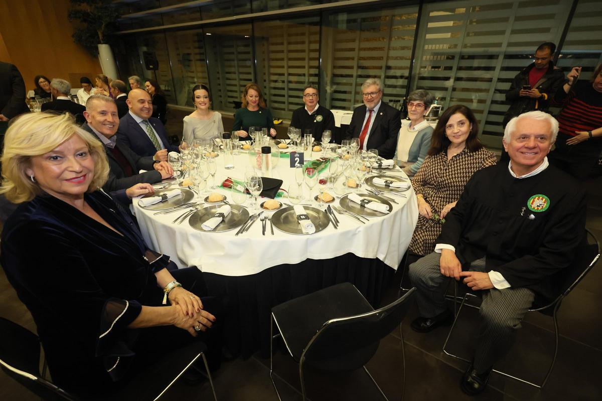 Galería de imágenes: La Filà d'En Trilles recibe el Voladoret d'Or de la Colla del Rei Barbut