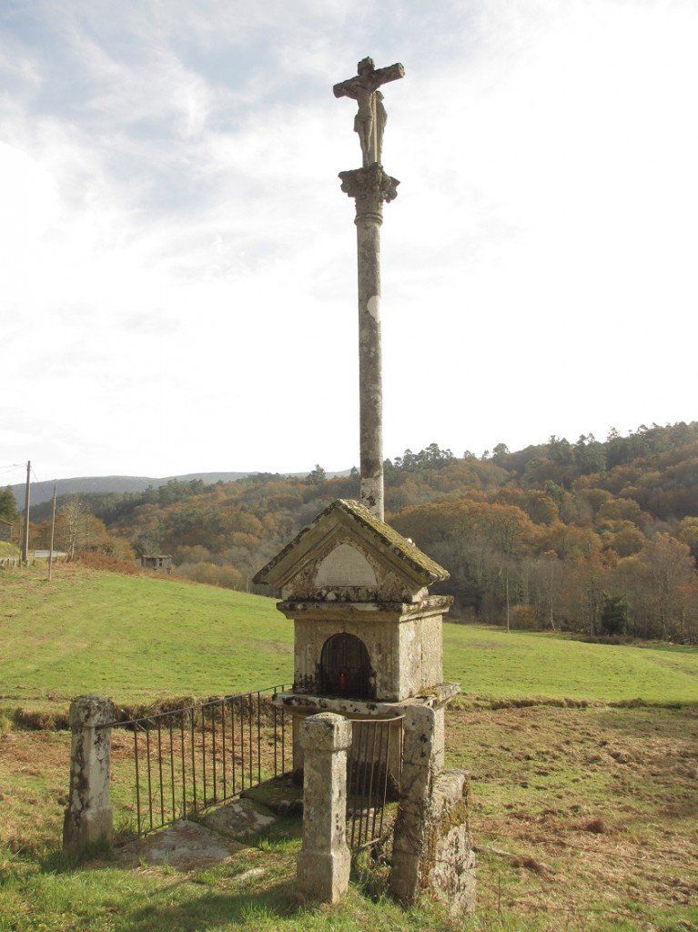 Cruceiro e peto de ánimas de Vichocuntín, en Pedre (Cerdedo)