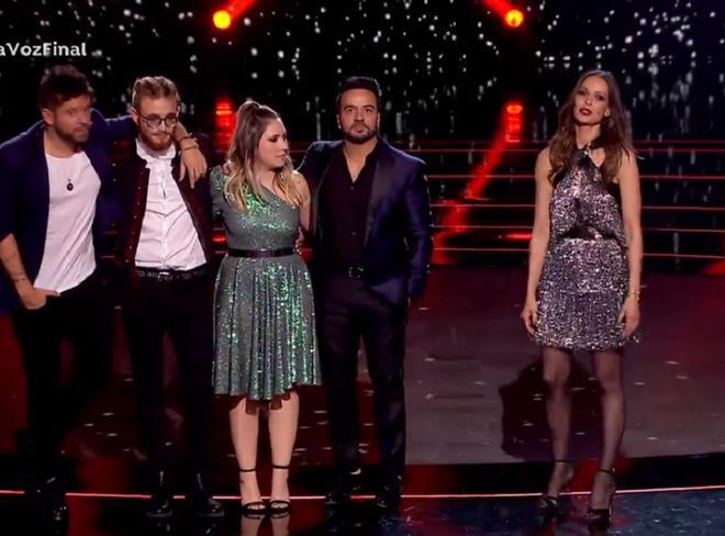 Eva González con minivestido de flecos plateados en la final de La Voz