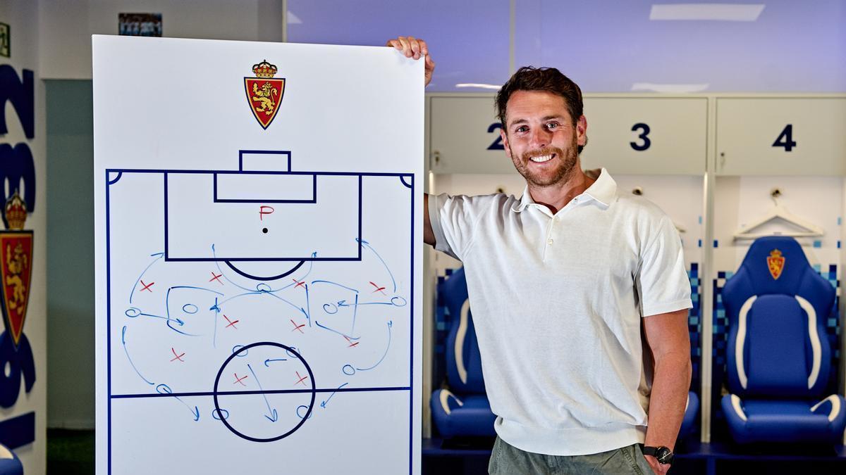 Ibai Gómez posa con una pizarra en el vestuario del Real Zaragoza en el Ibercaja Estadio.