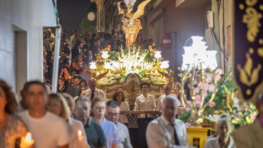Procesión del patrón por las calles de San Miguel de Salinas