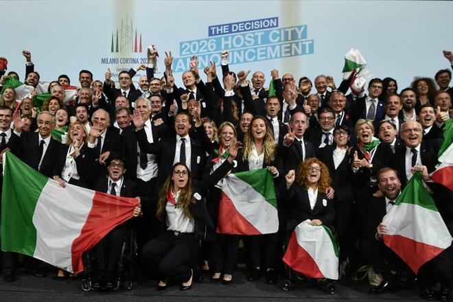La delegación de la candidatura de Milán-Cortina dAmpezzo celebran la decisión del Comité Olímpico Internacional (COI) de que sea la ciudad italiana la que organice los Juegos Olímpicos de Invierno del año 2026, este lunes en Lausana (Suiza).