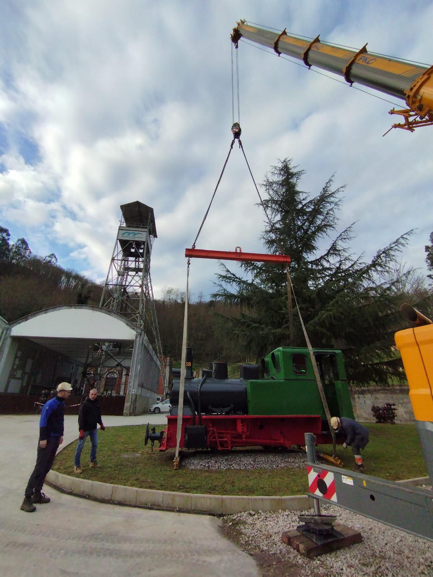 Así fue el delicado proceso para colocar la locomotora minera restaurada en el pozo Fondón